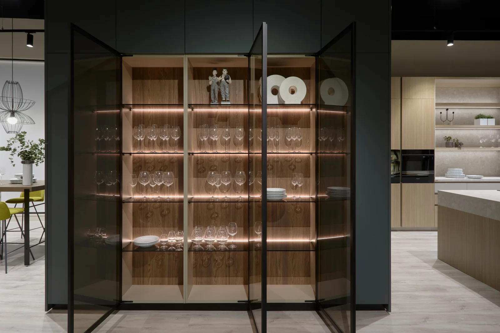 Vitrina iluminada con cristalería en el showroom