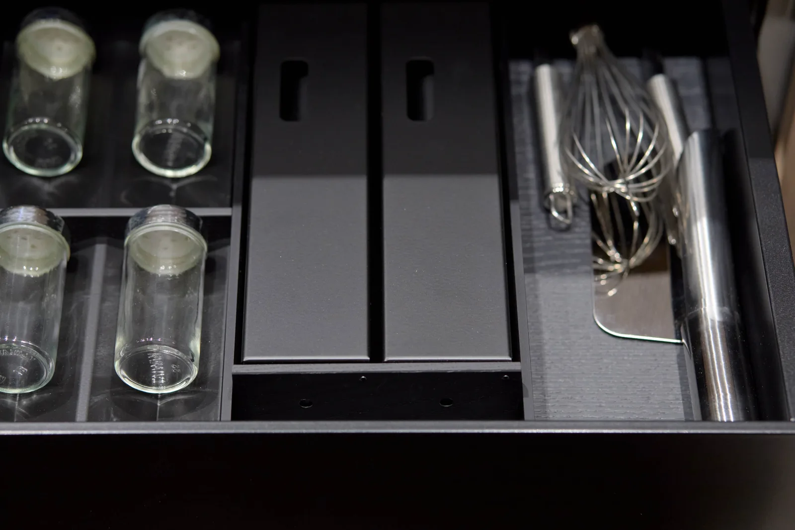 Detalle de organización interior de un cajón de cocina